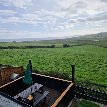 بيت خشبي Black - Sea View With Deck Garden